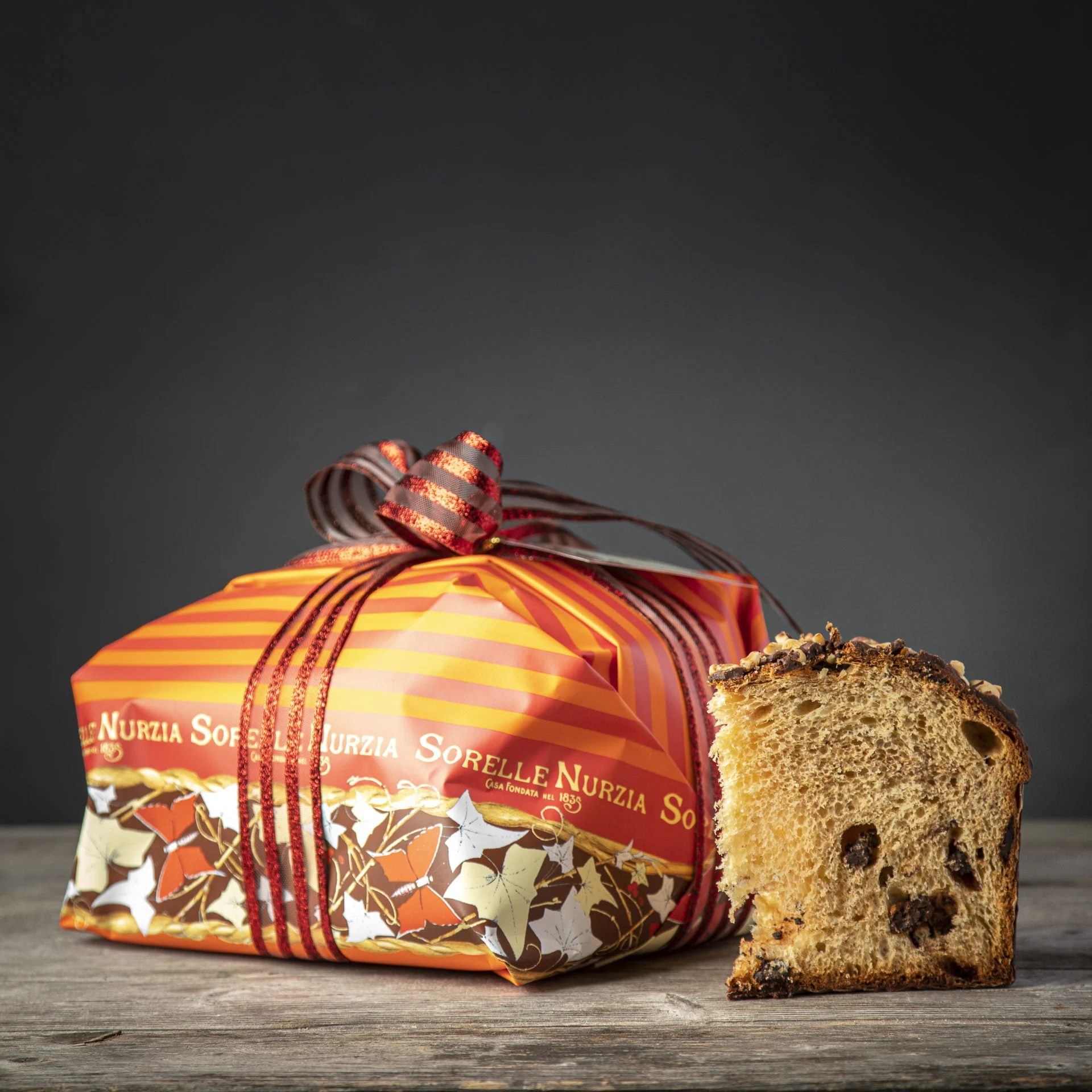 Panettone con gocce di cioccolato – 1kg – Incarto a mano – Sorelle Nurzia