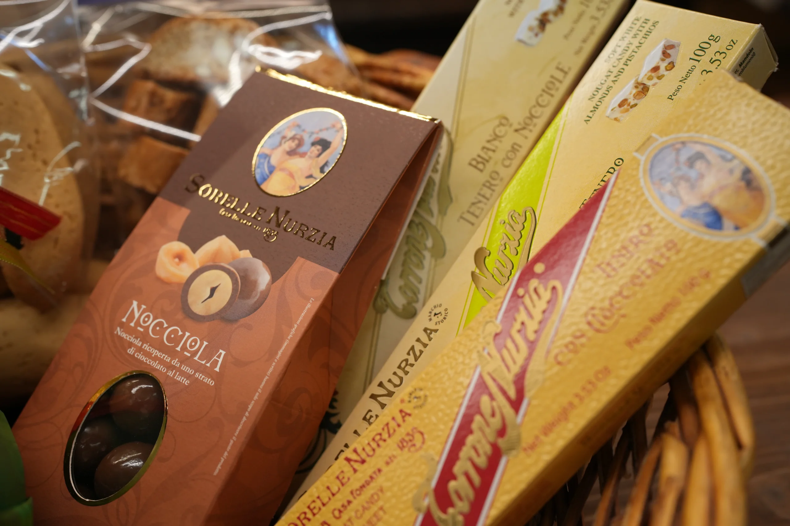 Praline alla nocciola ricoperte di cioccolato al latte e torroni bianchi teneri da 100 g Sorelle Nurzia