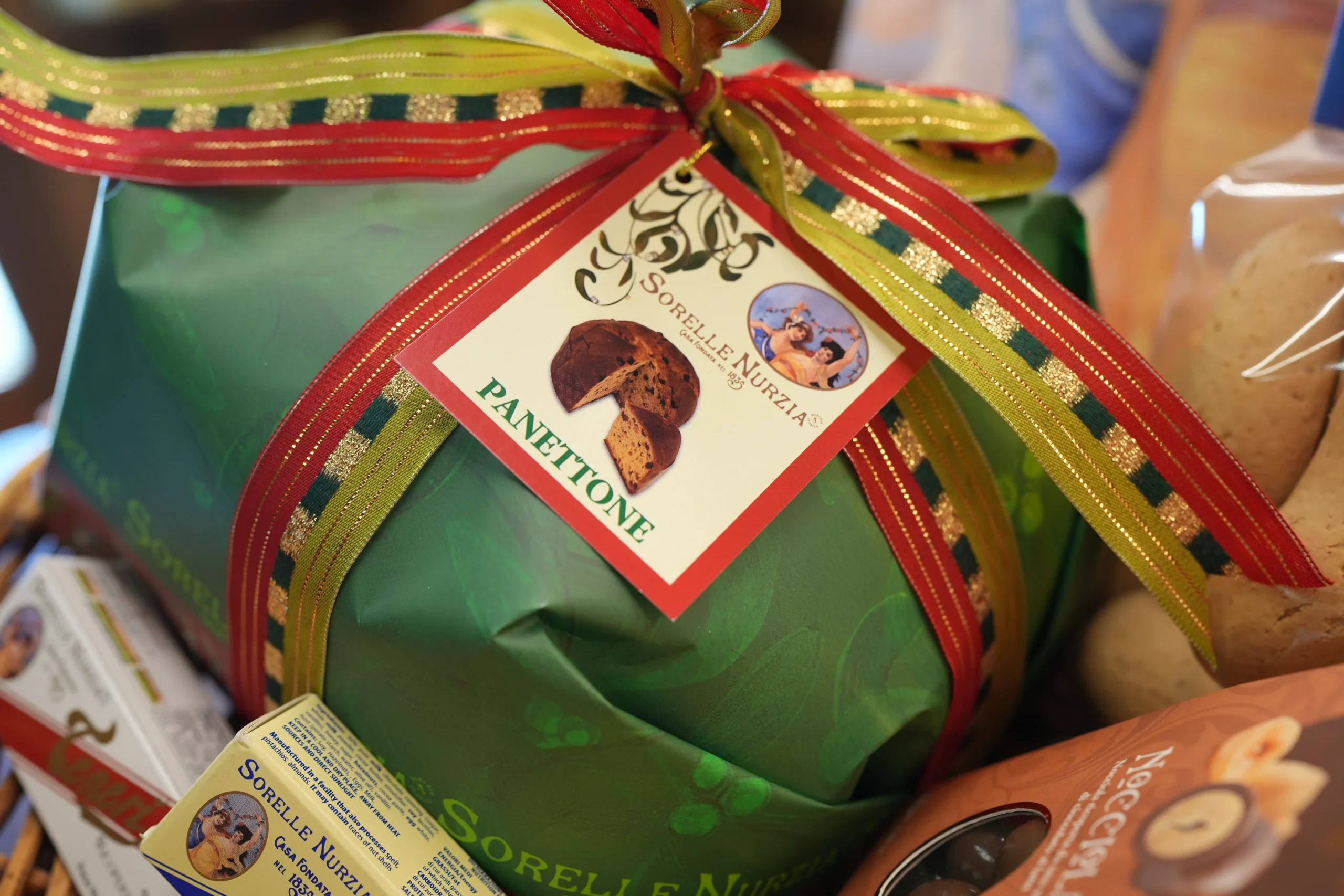 Panettone Sorelle Nurzia incartato a mano con nastro e cartellino, nella Scatola delle Sorelle